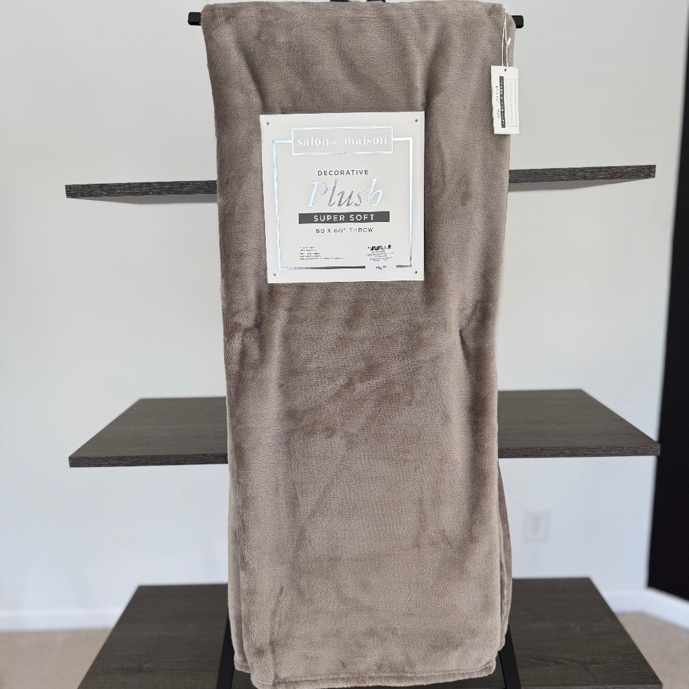 Salon de Maison Decorative Plush Throw 50" x 60" Beige NWT